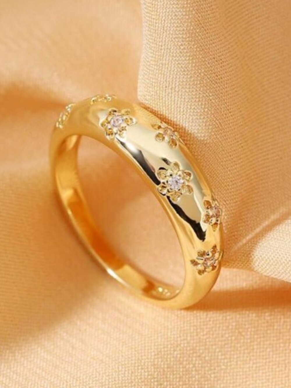 18K Gold Flower Engraved Dome Ring - Size 8